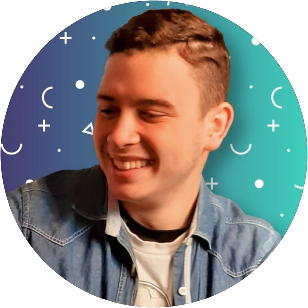 Foto de Mayk Brito sorrindo, usando óculos e camisa preta, barba e fundo amarelo.